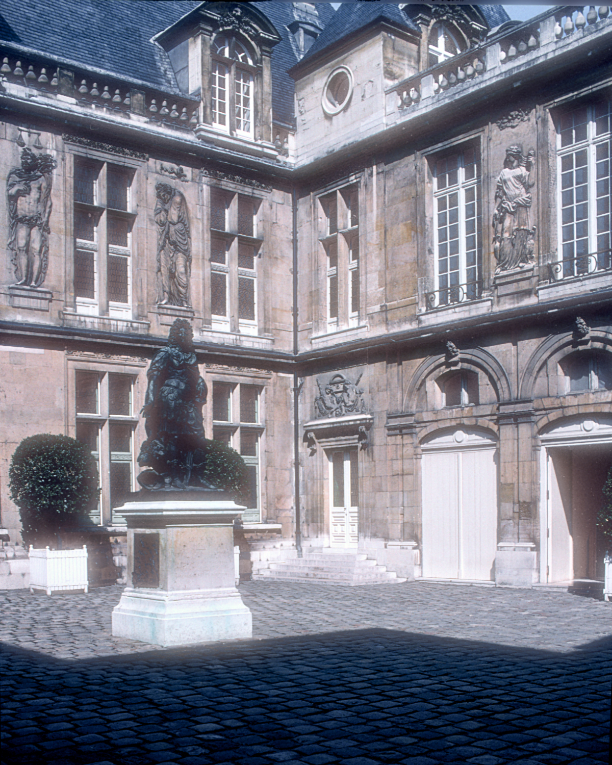 Pierre Lescot: Hôtel Carnavalet, Paris photograph © Thomas Deckker 1997