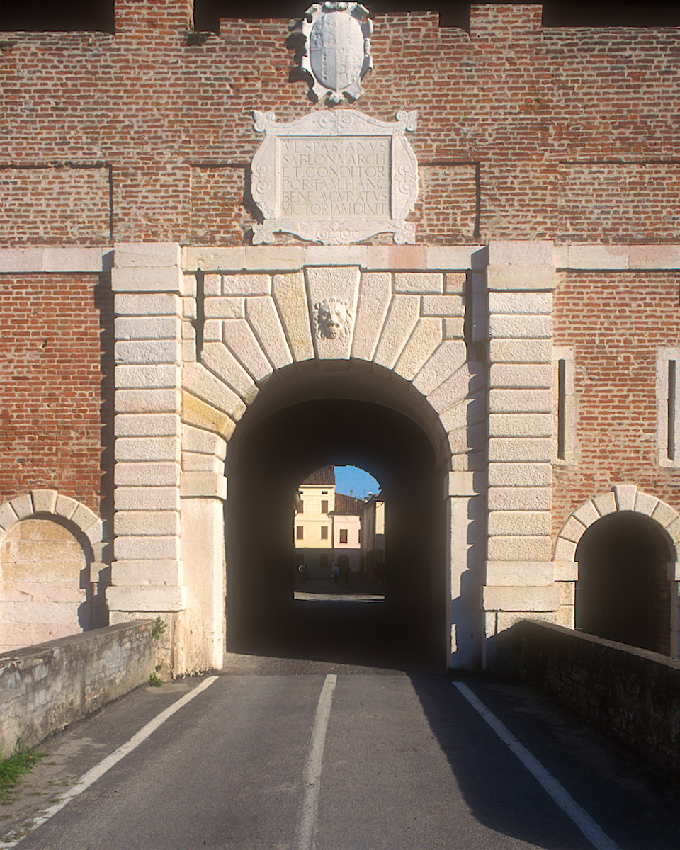 Sabionetta: Entrace Gate photo Thomas Deckker 1995